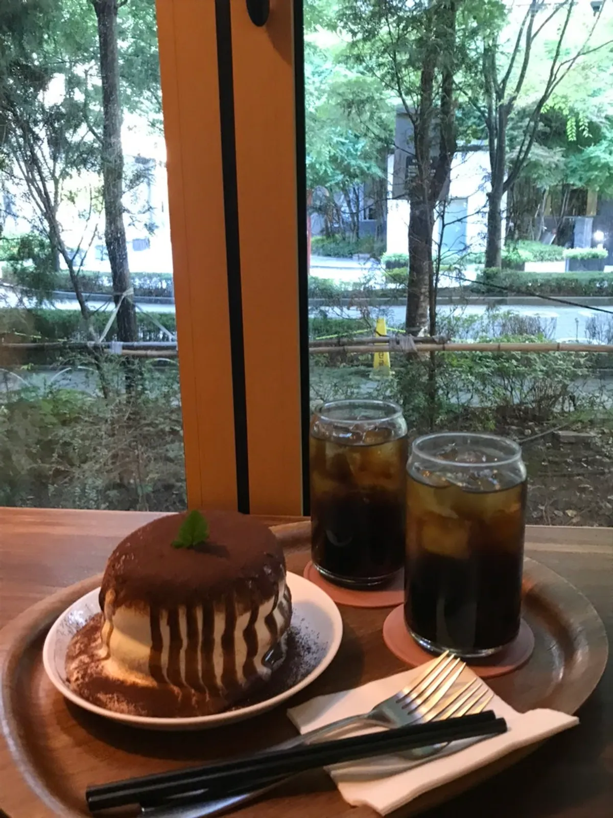 Soufflé tiramisu dengan sirap coklat