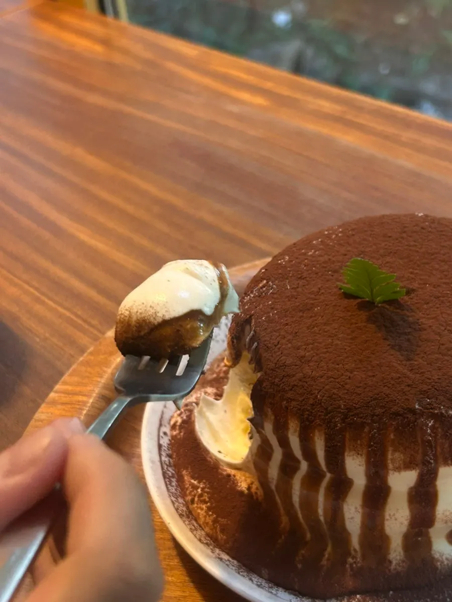 Soufflé tiramisu bersama americano dutch
