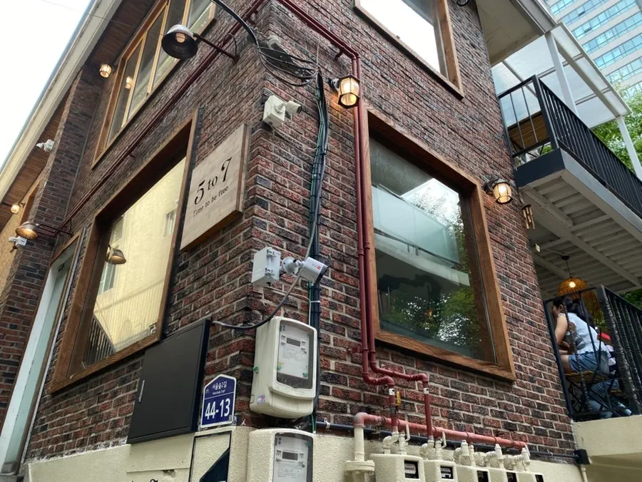 View around the entrance of 5to7 Seongsu Main Branch