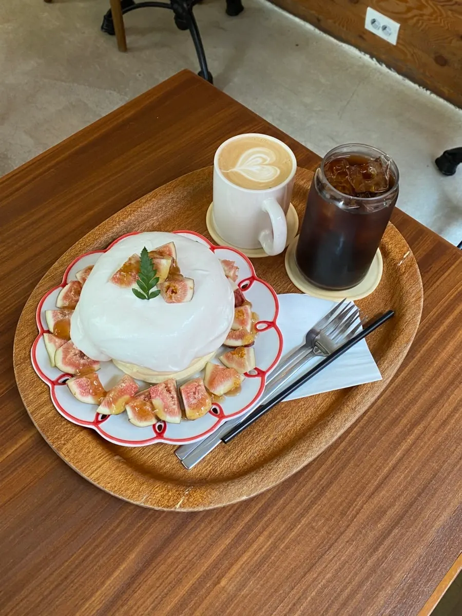 Plated fig soufflé on a plate