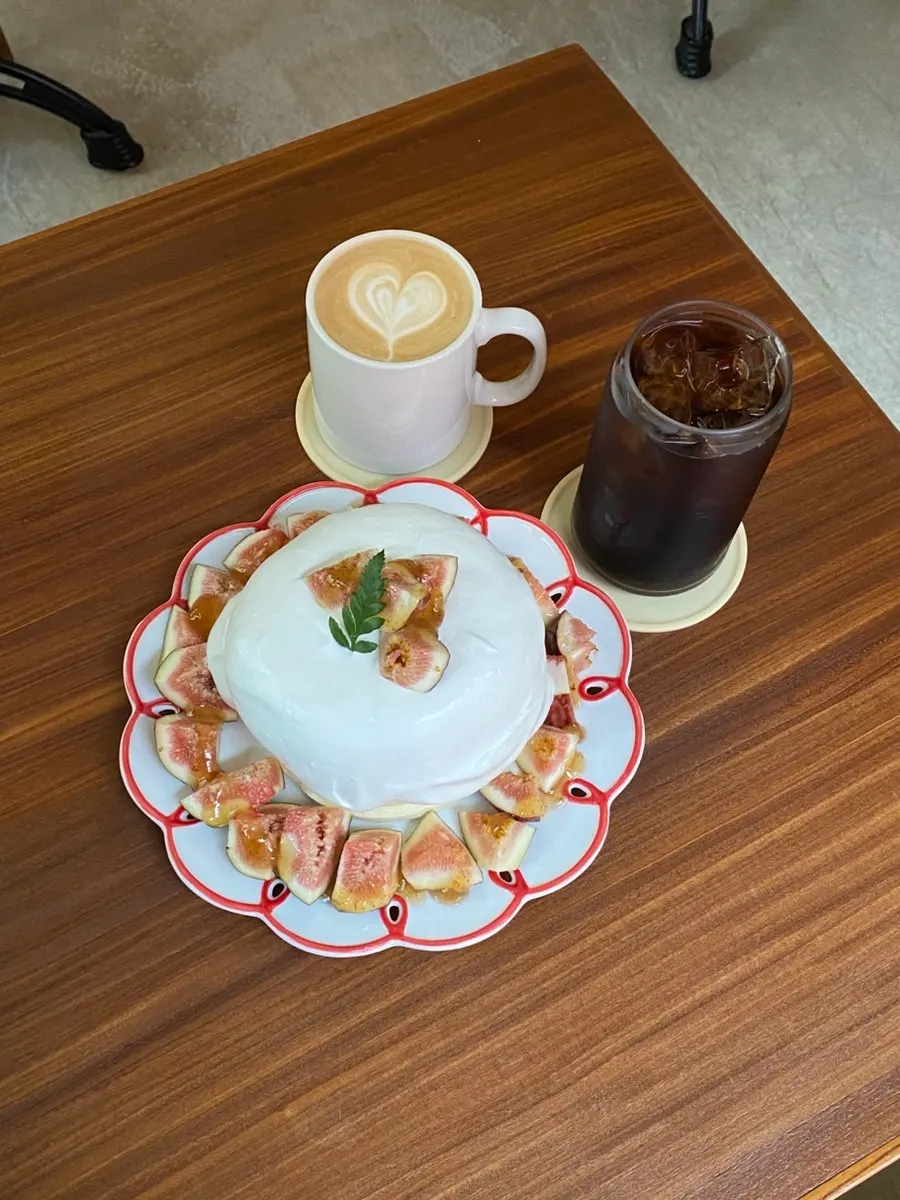 Side view of the fig soufflé