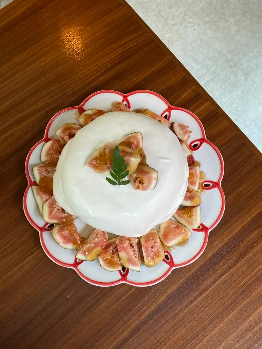 Caffè latte together with the fig soufflé