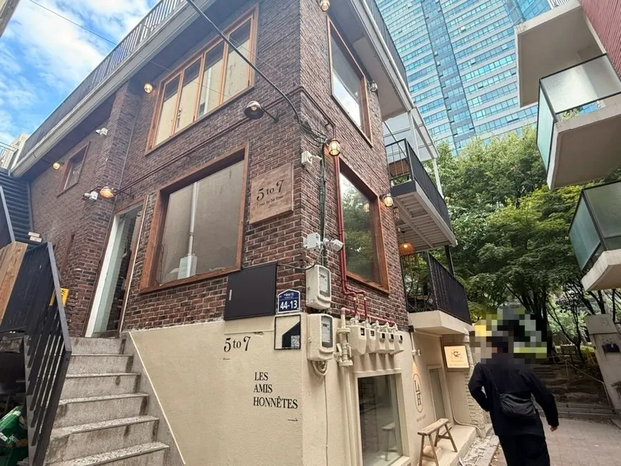 벽돌 주택을 개조한 5to7 성수본점 외관