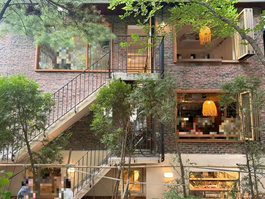 나무에 둘러싸인 서울숲 앞 카페 건물