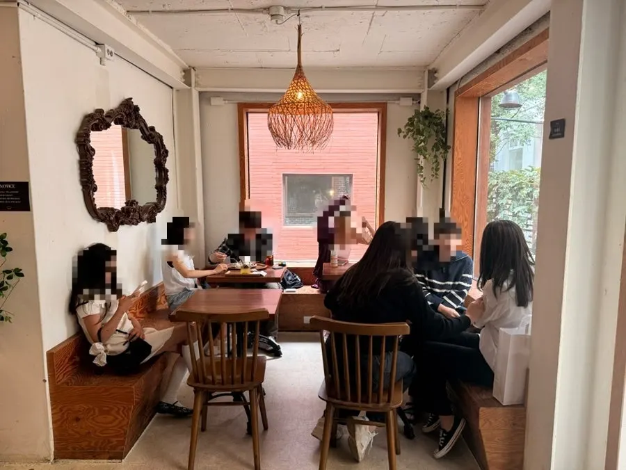 우드톤으로 꾸며진 1층 내부 좌석
