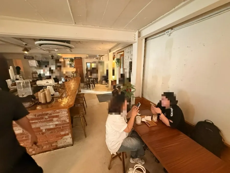 따뜻한 분위기의 1층 테이블 공간