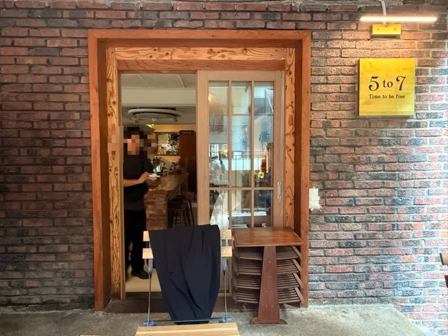 창밖으로 초록 나무가 보이는 1층 자리