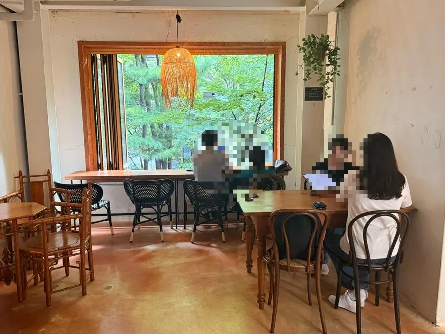 자연이 보이는 2층 통창 좌석