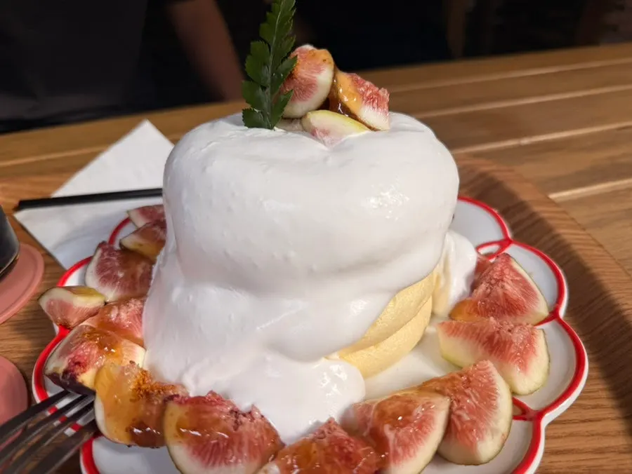 폭신한 생 무화과 수플레 단면