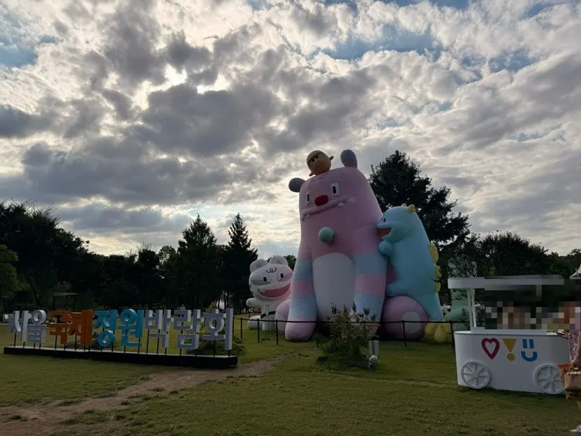 테이블에 차려진 수플레와 음료 세트
