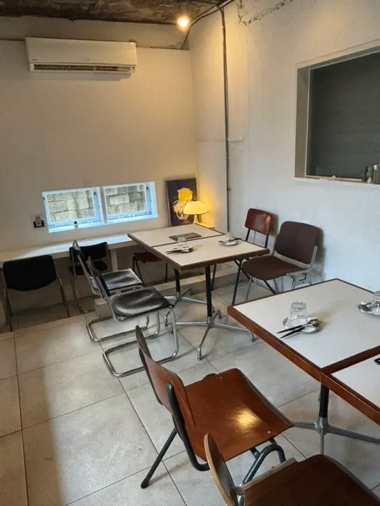 Tables and interior mood at Huirit