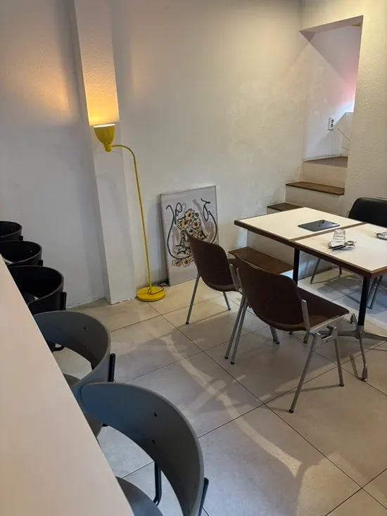 Outdoor seating atmosphere at Huirit
