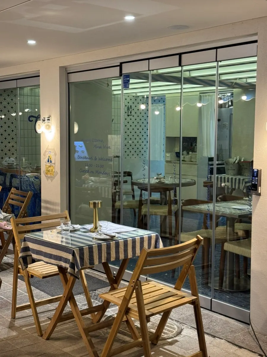 Indoor atmosphere at Billadeubeulleu Seongsu on a weekday evening