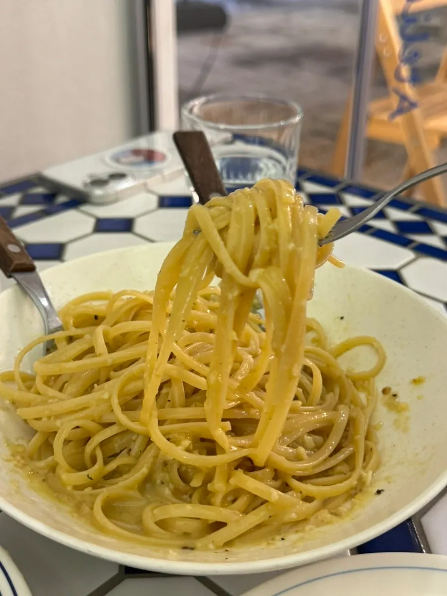 Table set with the carbonara