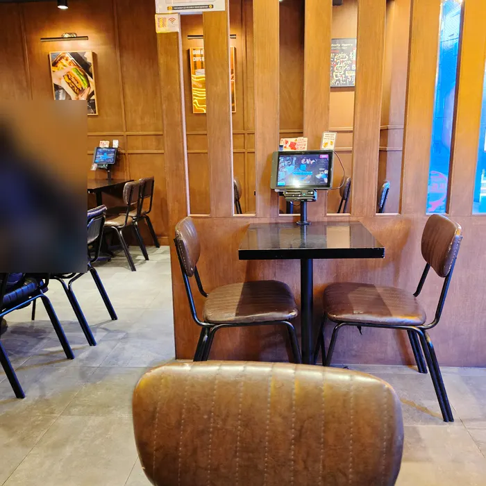 Exterior and entrance of Bas Burger Seongsu