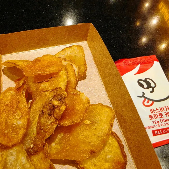 Chips seasoned with pepper and salt from the self-bar