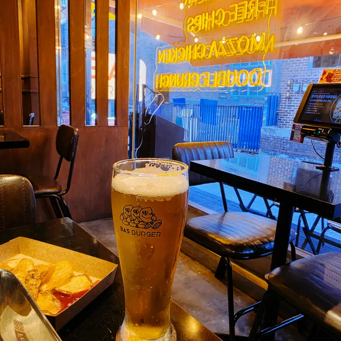 Chili mozza cheese bar with a draft Bas Lager