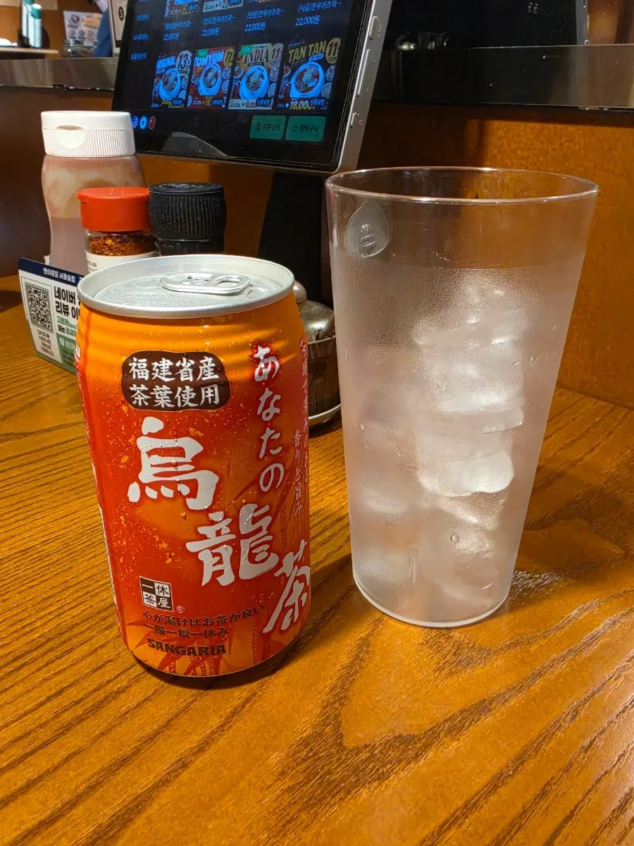 셀프바에 준비된 반찬과 우롱차