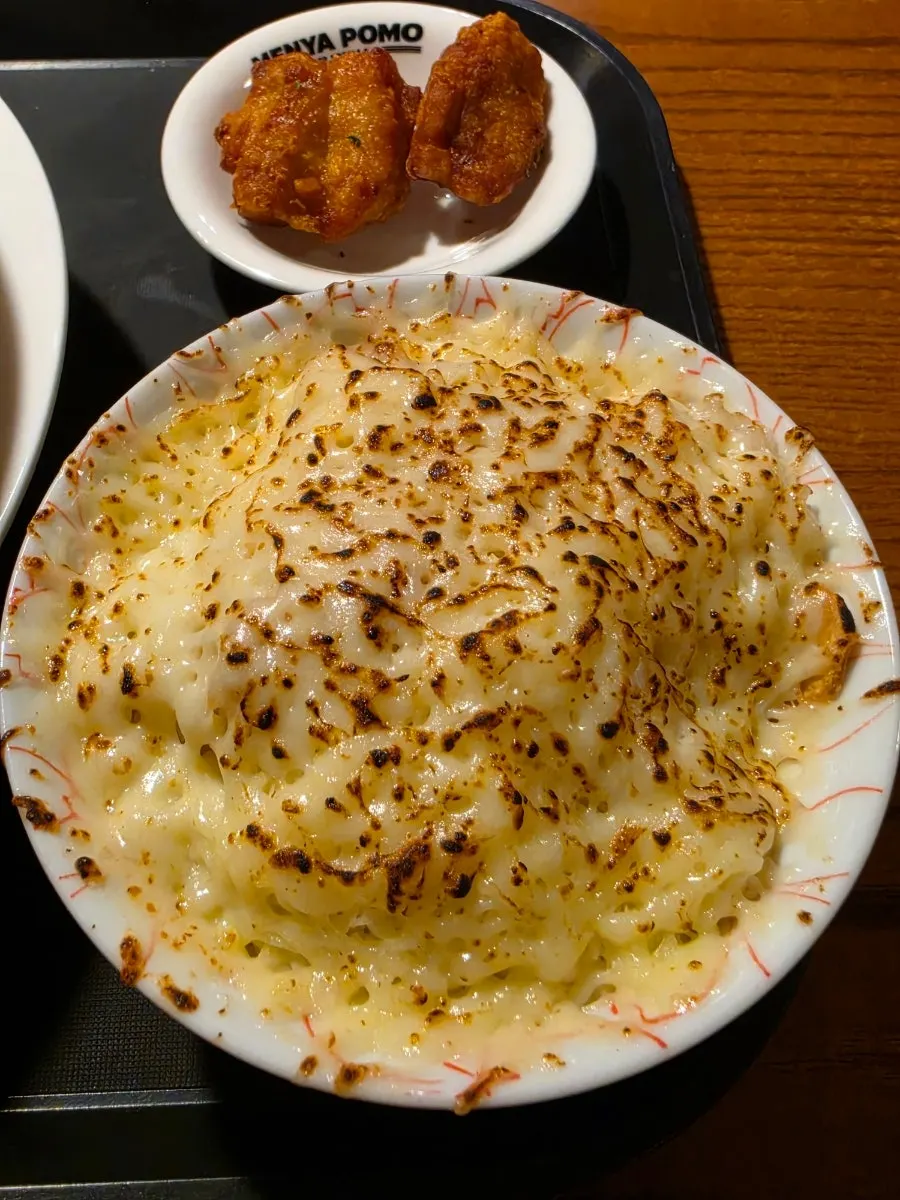 치즈밥과 가라아게가 함께 나온 인도 토마토 라멘 세트