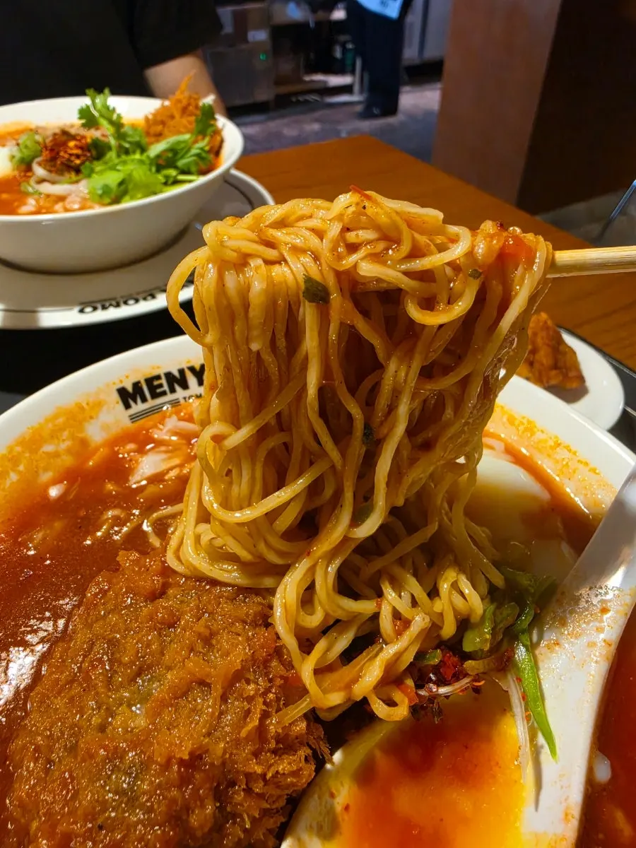 진한 토마토 국물을 머금은 얇은 면발