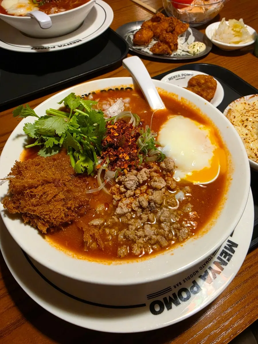 고수를 올린 탄탄 토마토 라멘