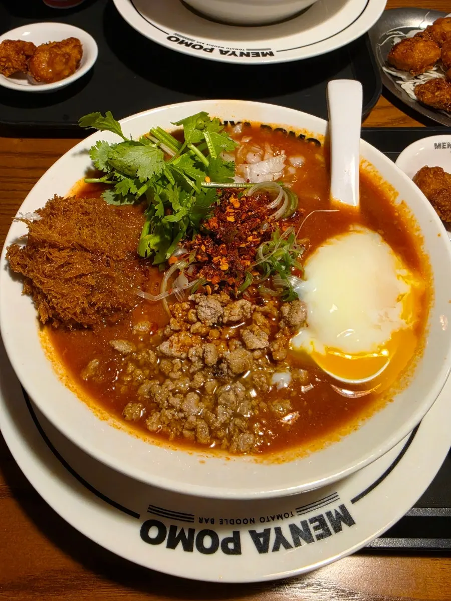 고춧가루가 듬뿍 올라간 탄탄 토마토 라멘 비주얼