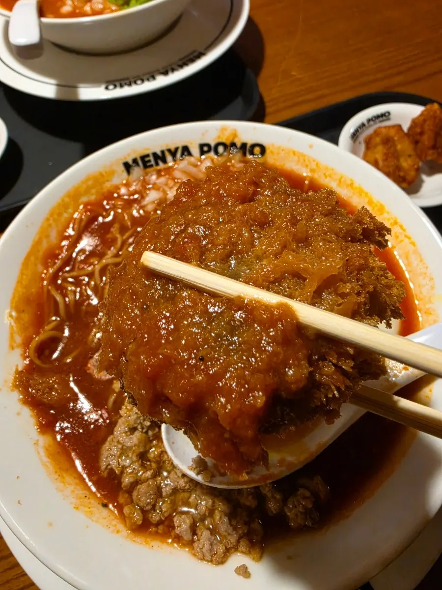 안심멘치카츠가 올라간 토마토 라멘