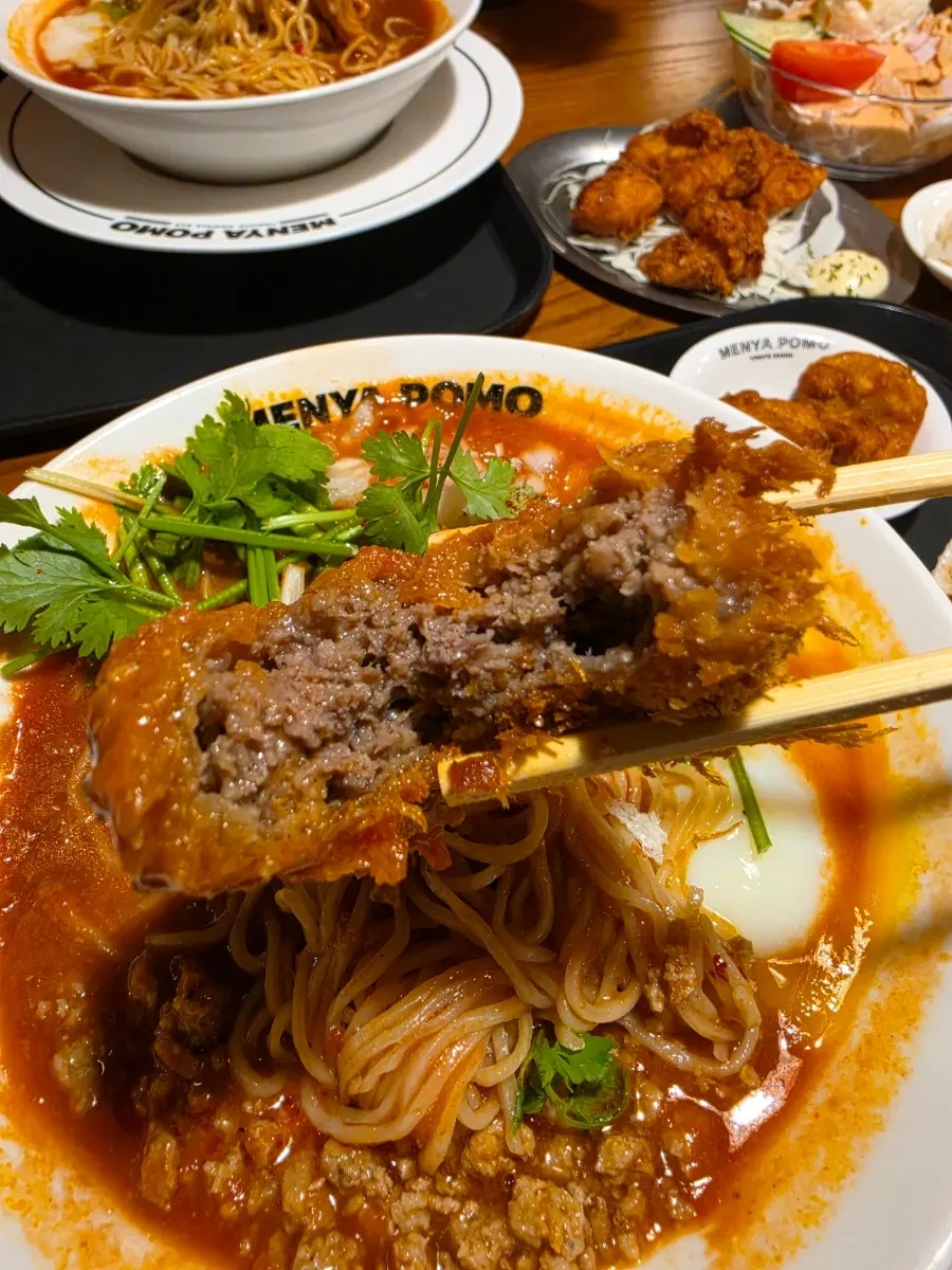 국물을 머금은 안심멘치카츠 단면