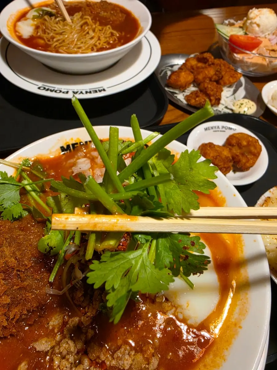 탄탄 토마토 라멘 위의 수란