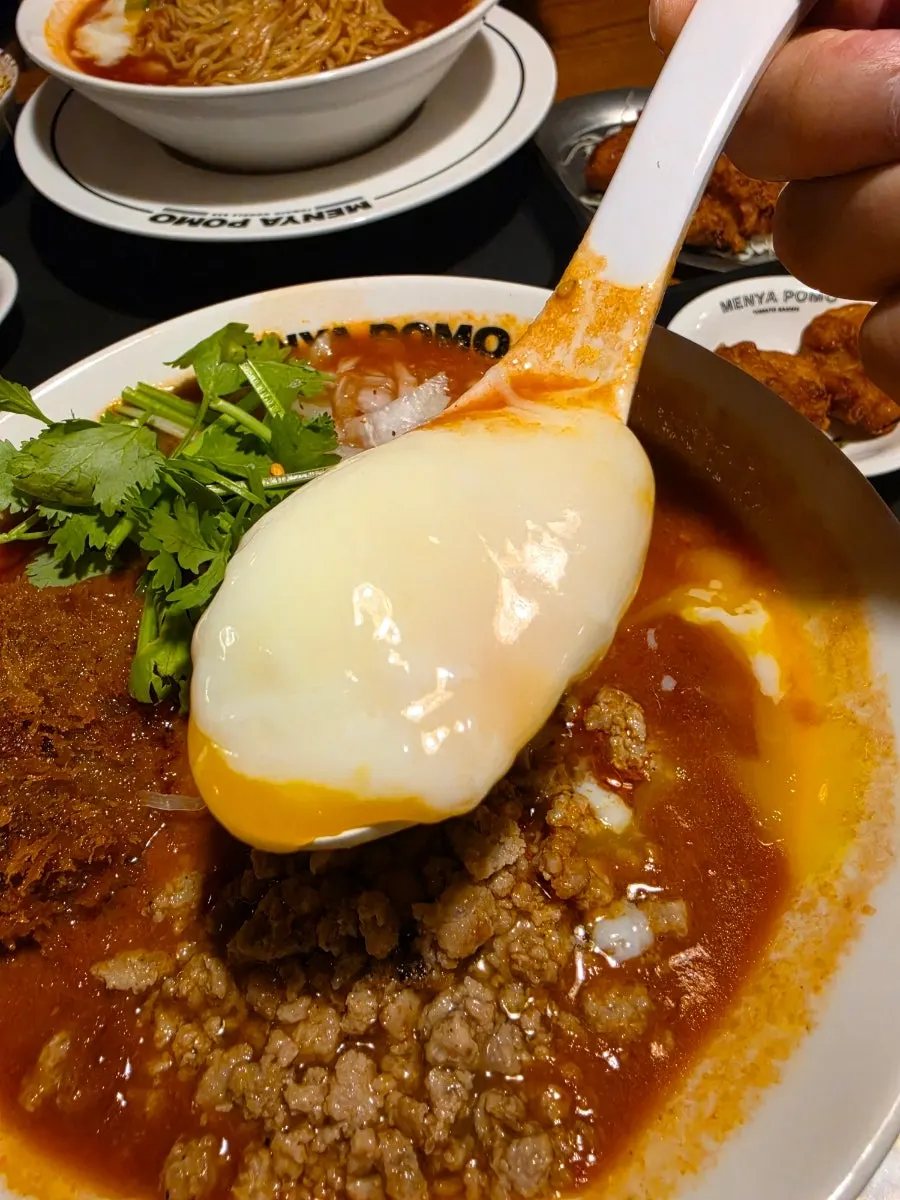 수란을 터뜨려 섞은 진한 라멘 국물