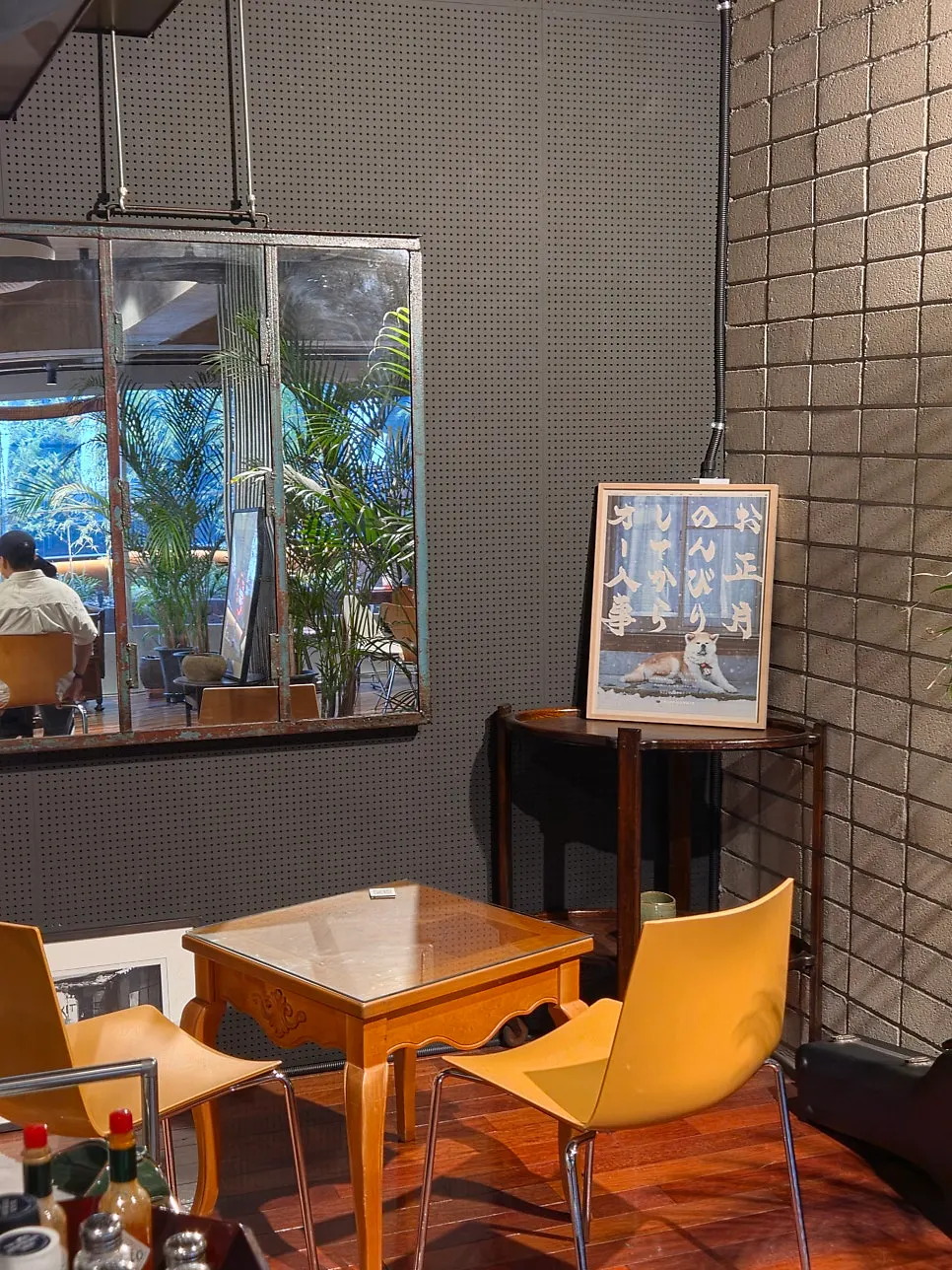 Café seating with two- and four-person tables