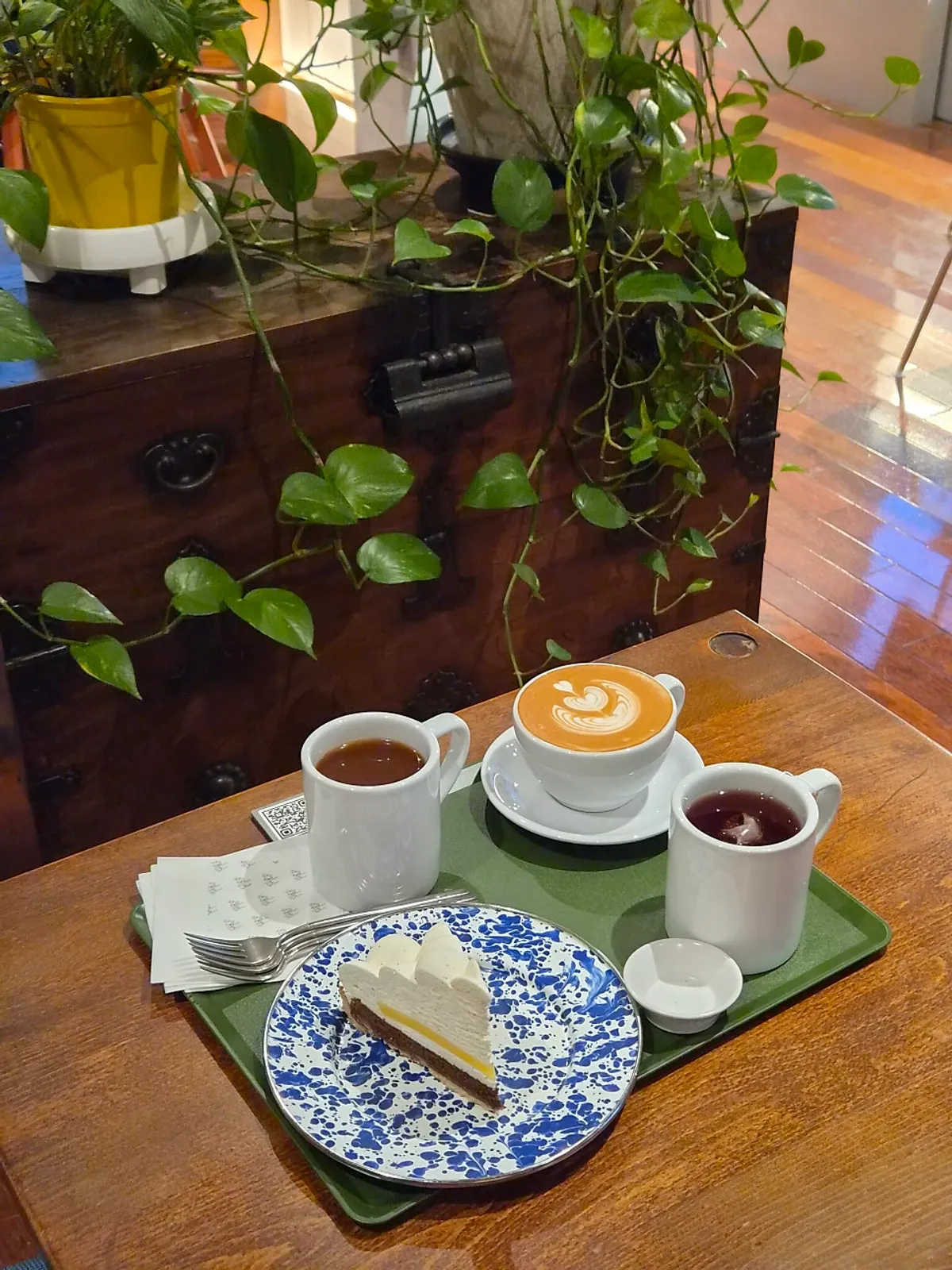 Ordered hibiscus tea, coffee, and tart