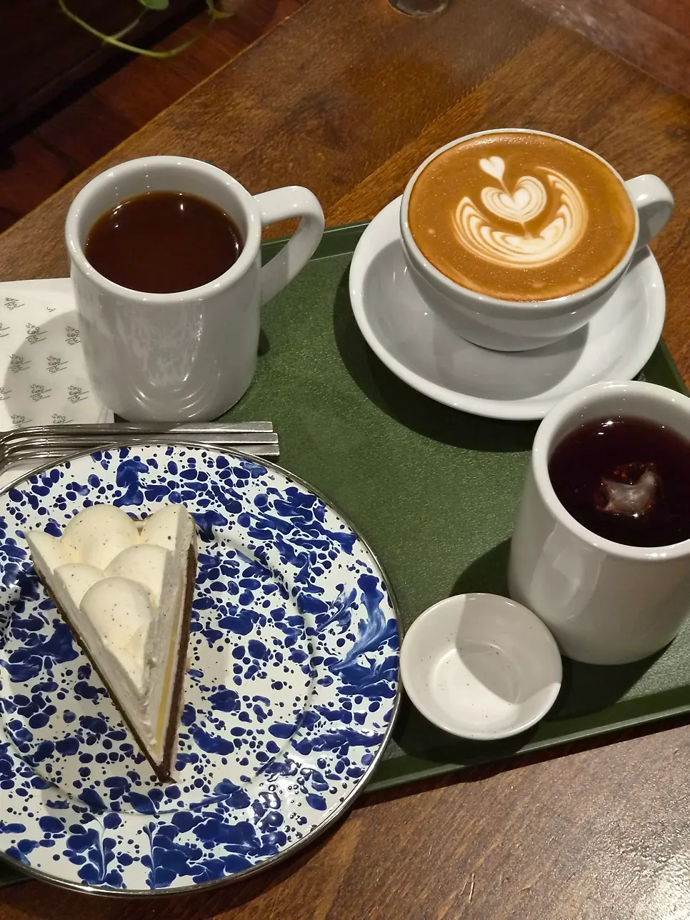 Latte art on a hot café latte