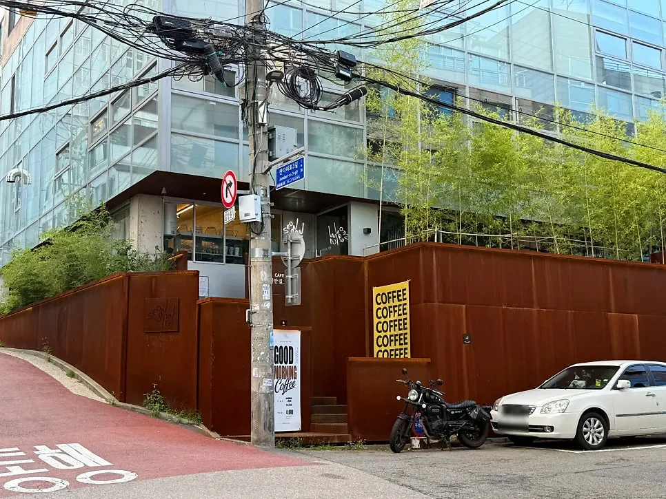 오르막길에 위치한 서원안길 합정 건물 외관