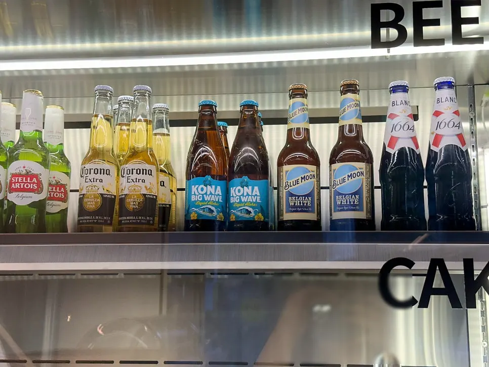 맥주와 잔와인이 있는 카페 주문 공간