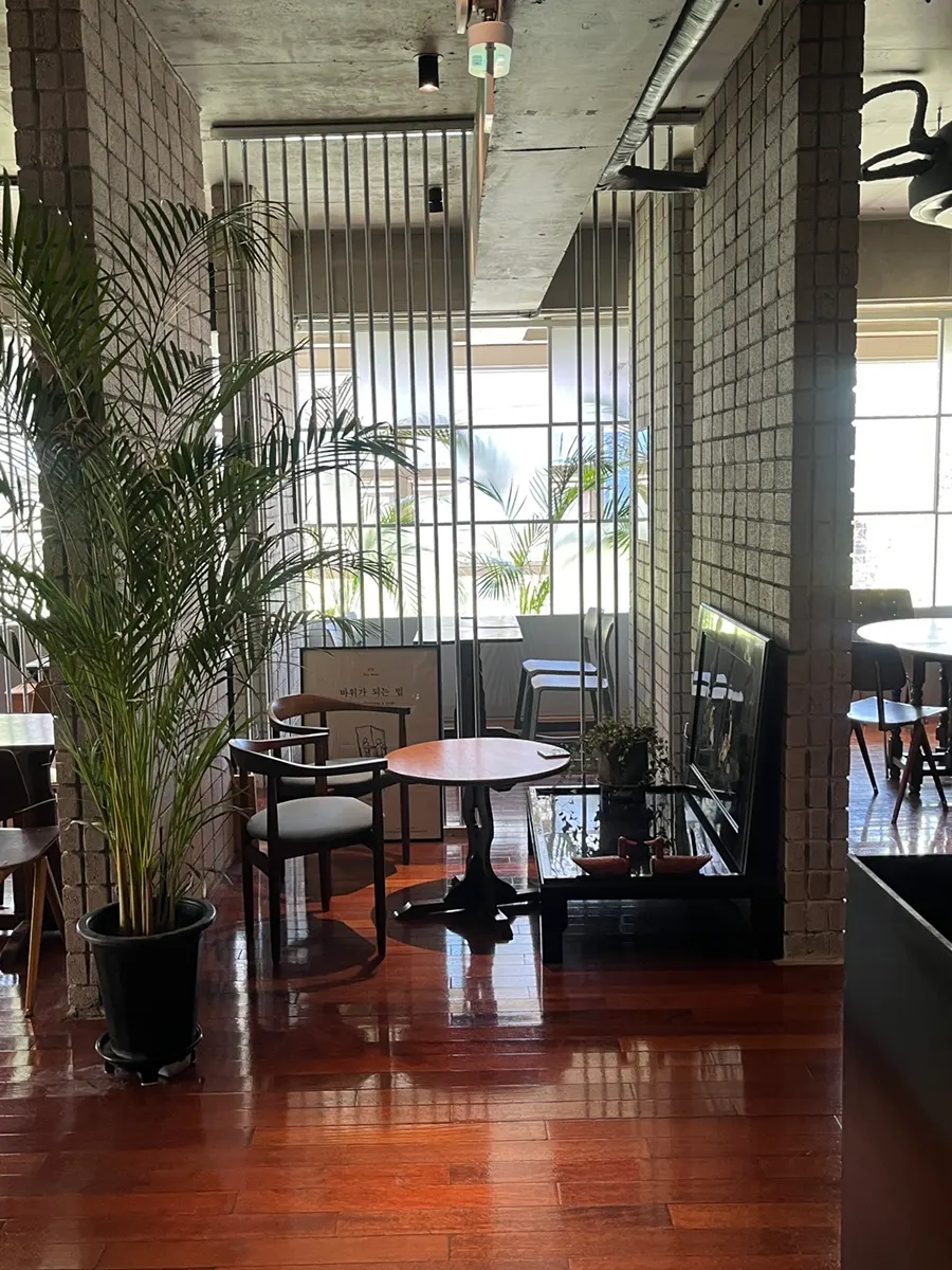 Café seating with 2-person and 4-person tables