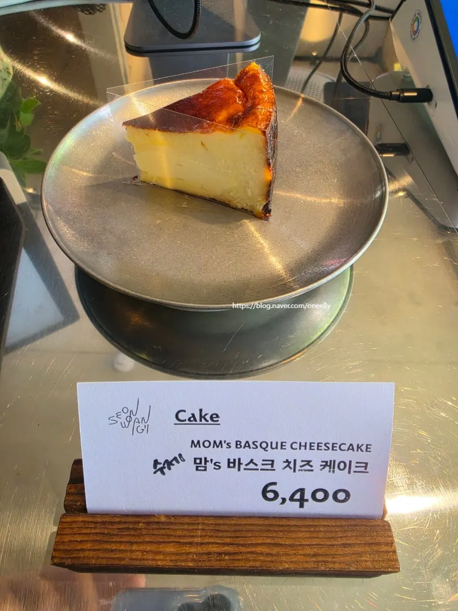 디저트 쇼케이스와 케이크 진열