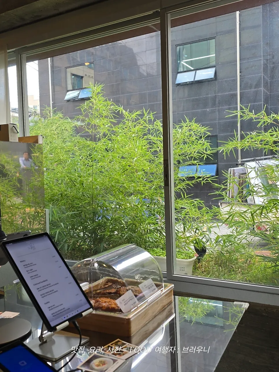1st floor interior of Seowon Angil Hapjeong with floor-to-ceiling windows