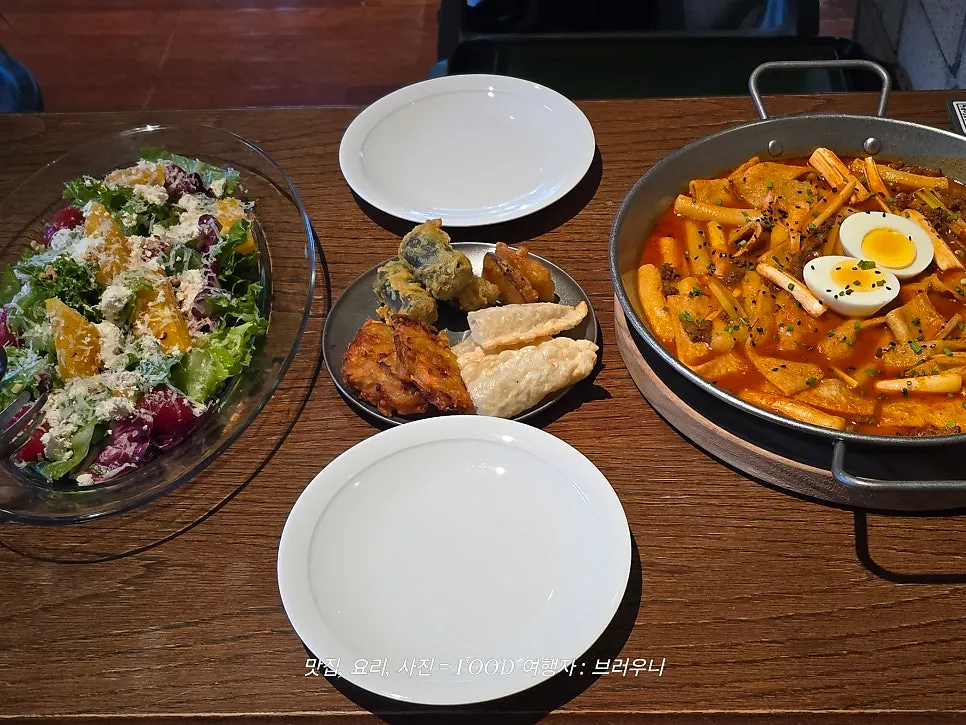 Plate of tteokbokki with fritters on the side