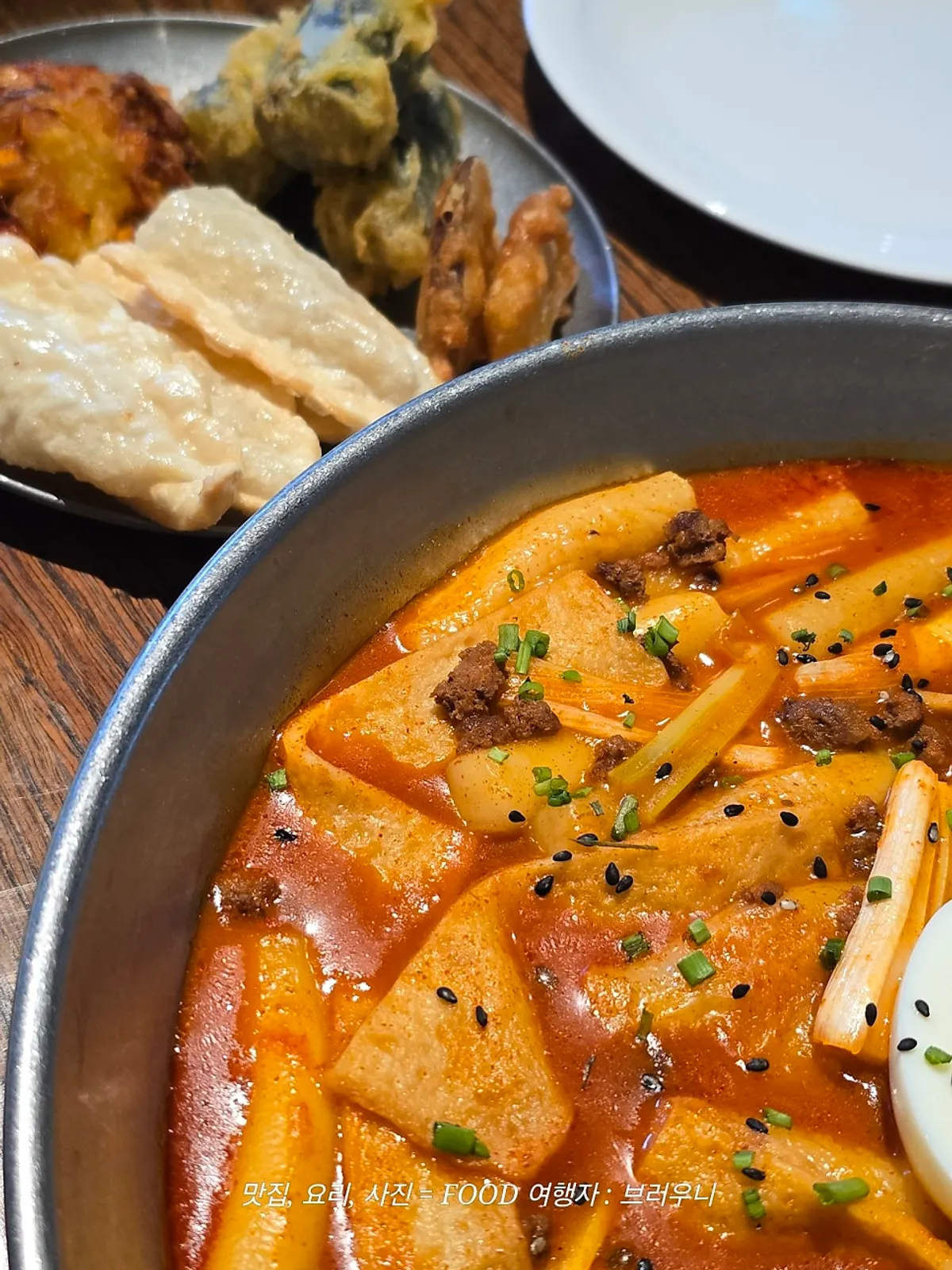 A dish pairing tteokbokki with crispy fritters