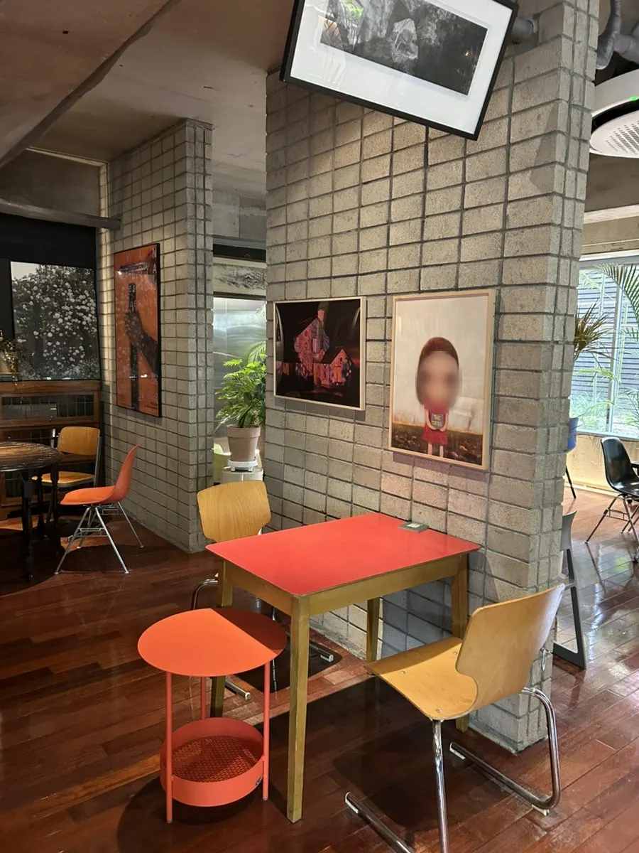 식물이 놓인 서원안길 합정 1층 테이블