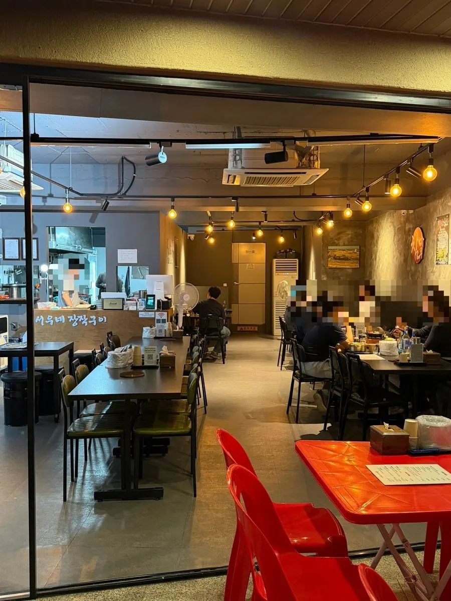 Outdoor table seating at Seowoone Jangjakguyi
