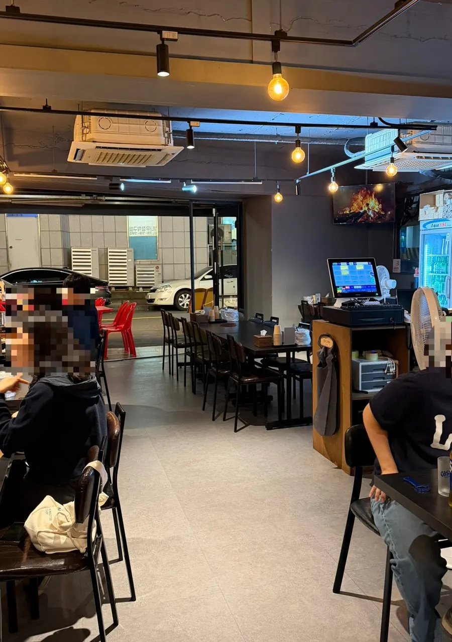 View of the indoor tables at Seowoone Jangjakguyi