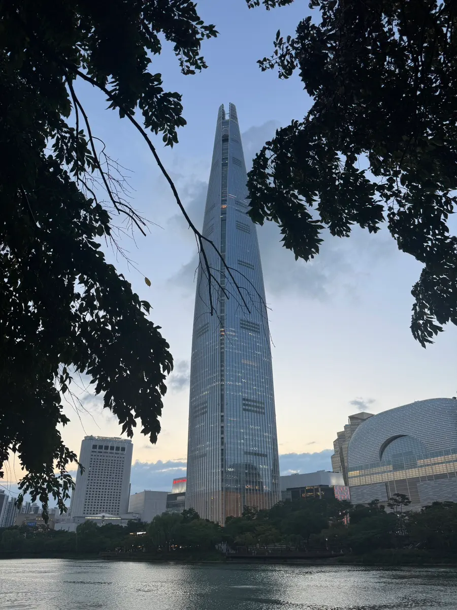 Walking path around Seokchon Lake after the café
