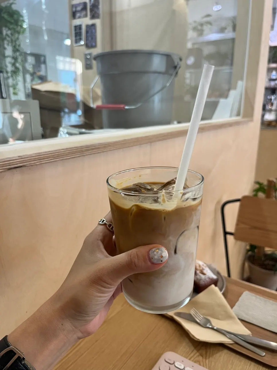 파란 줄무늬 어닝이 있는 세세커피 외관