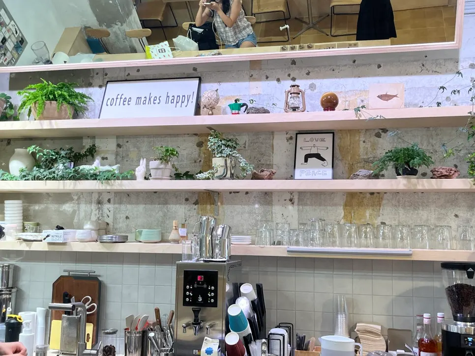 감성적인 분위기의 카페 내부 가로 전경