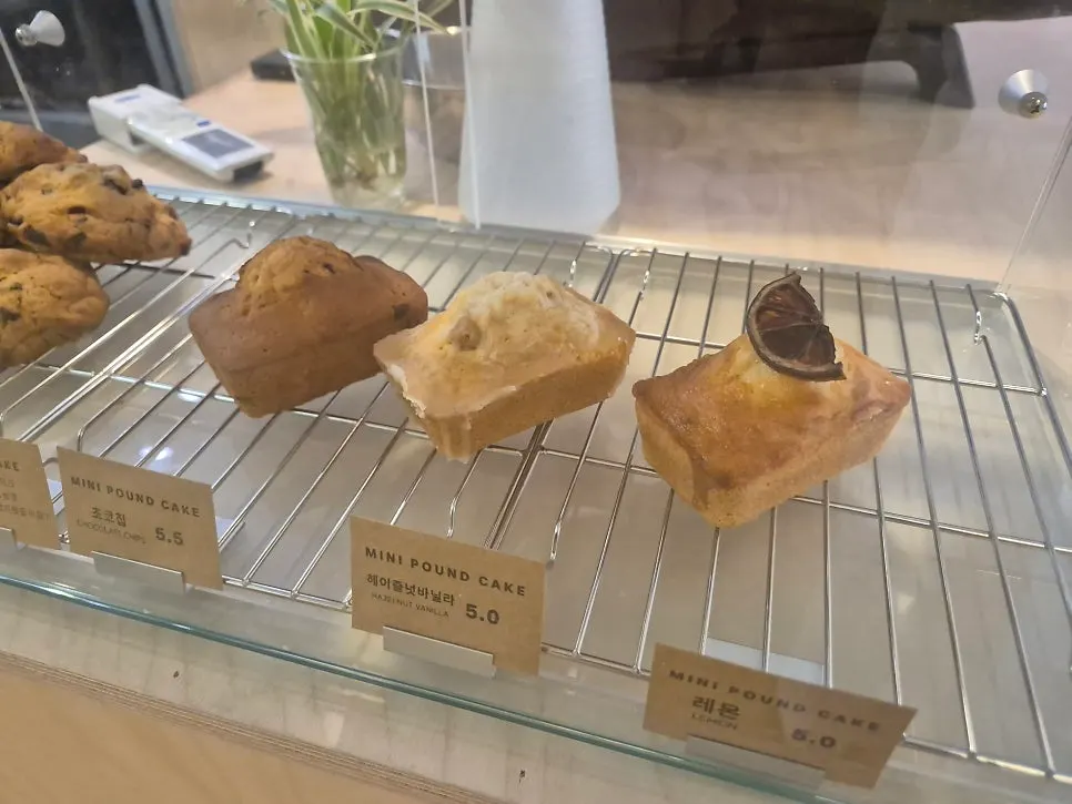 Tiramisu and pound cake on display at Sese Coffee