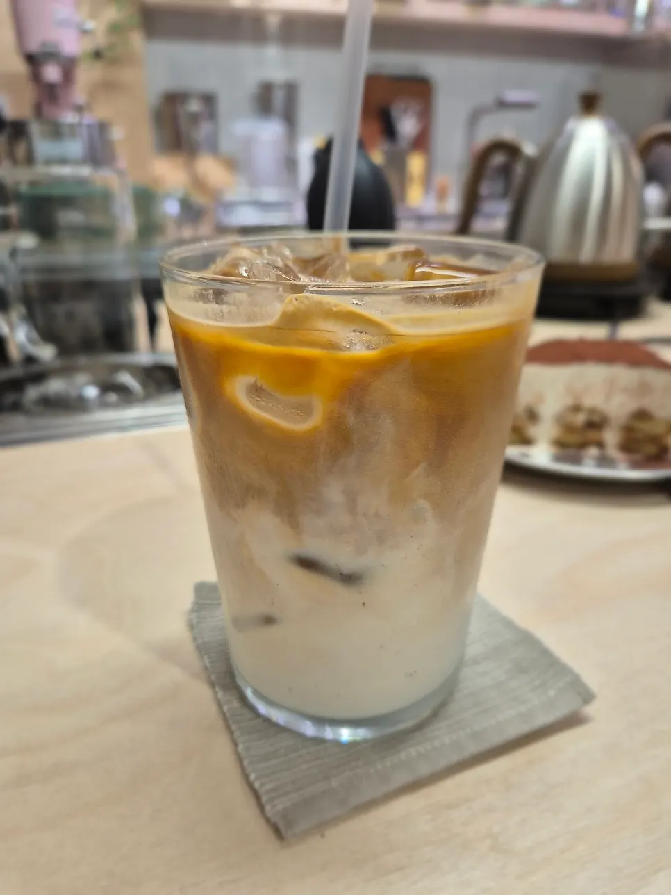 Iced café latte made with Dosisaenghwal beans