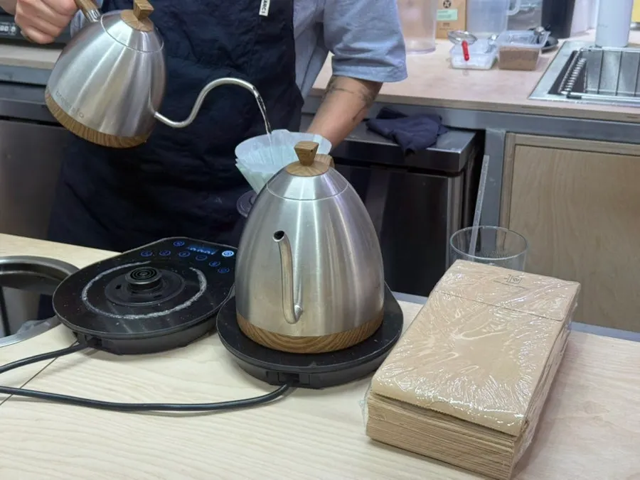 세세커피 바 카운터 브루잉 장면