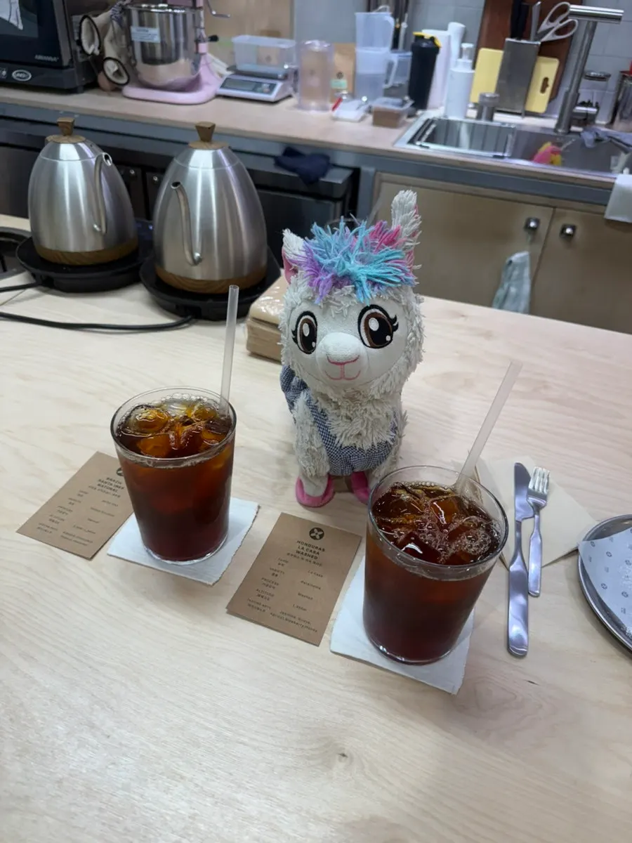 초코칩 파운드케이크 단면과 커피